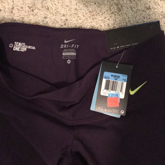 Nike crop tight fit size medium - Picture 2 of 3
